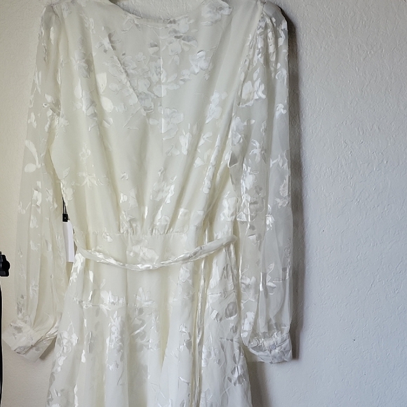 ASTR The Label Aja Burnout Wrap Front Mini Floral Dress NWT  Size L - Picture 3 of 15